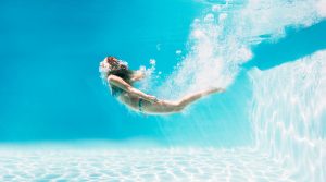 woman,swimming,underwater,in,swimming,pool